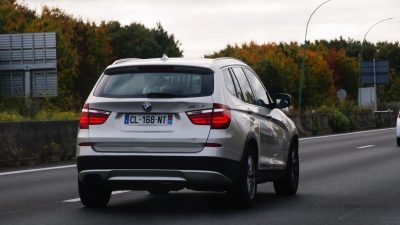 voiture-bmw-avec-plaque