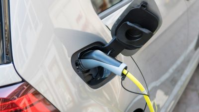 voiture-electrique-en-charge