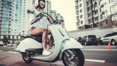 femme conduit moto