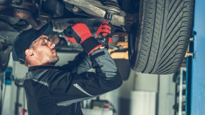garagiste change amortisseur voiture