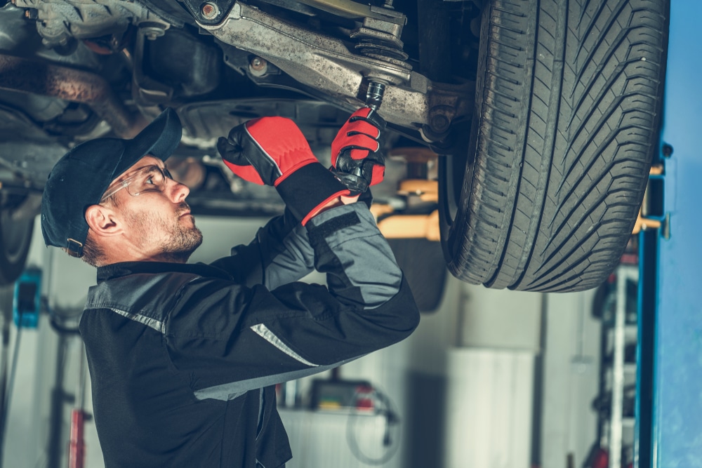 garagiste change amortisseur voiture