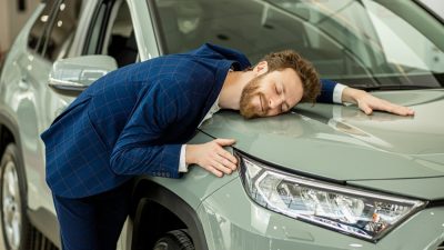 homme embrasse sa voiture
