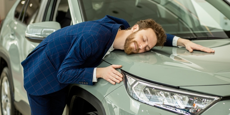 homme embrasse sa voiture