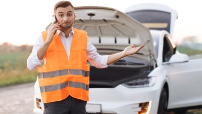 homme appelle assurance voiture electrique