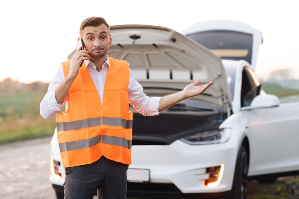 homme appelle assurance voiture electrique