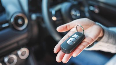 femme clé voiture