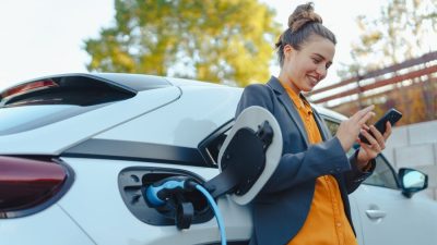 femme recharge voiture electrique