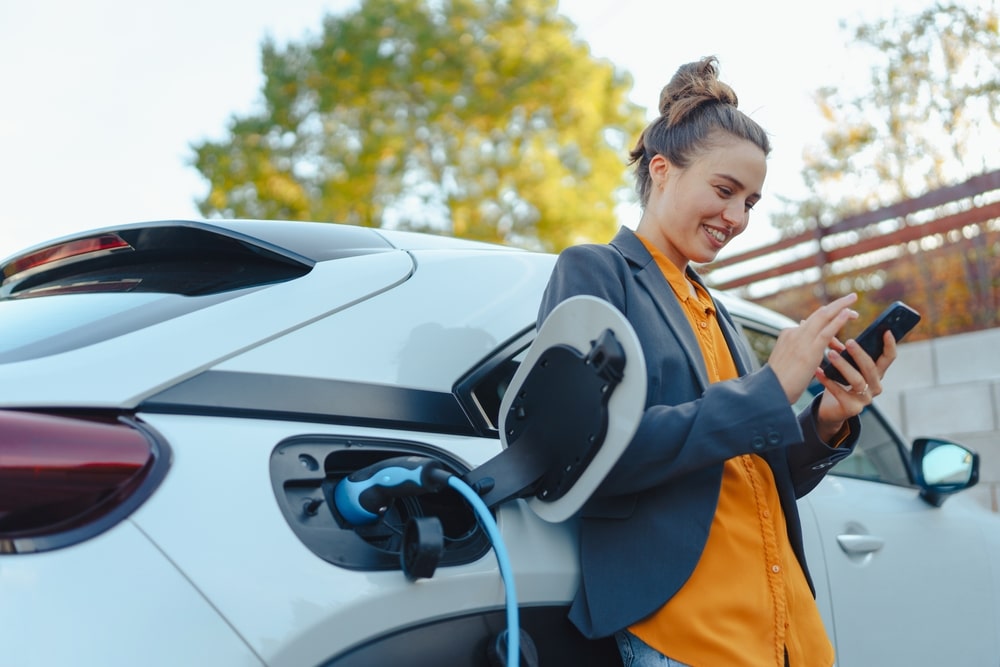 femme recharge voiture electrique