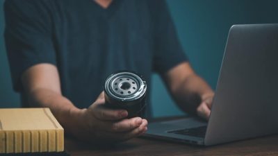 homme cherche piece automobile sur internet