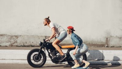 jeune conduit moto