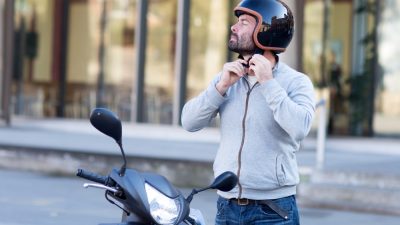 homme prendre scooter