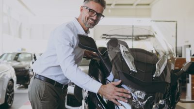 homme avec moto